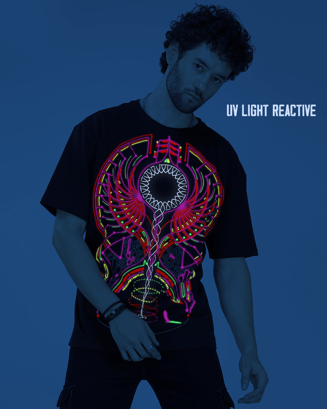 Galaxie à Cubator | Réactif à la lumière UV et phosphorescent | T-shirt surdimensionné