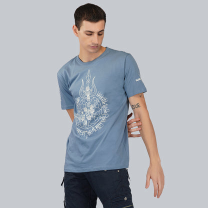Trishul Mantra T-shirt met ronde hals en halflange mouwen in oceaanblauw
